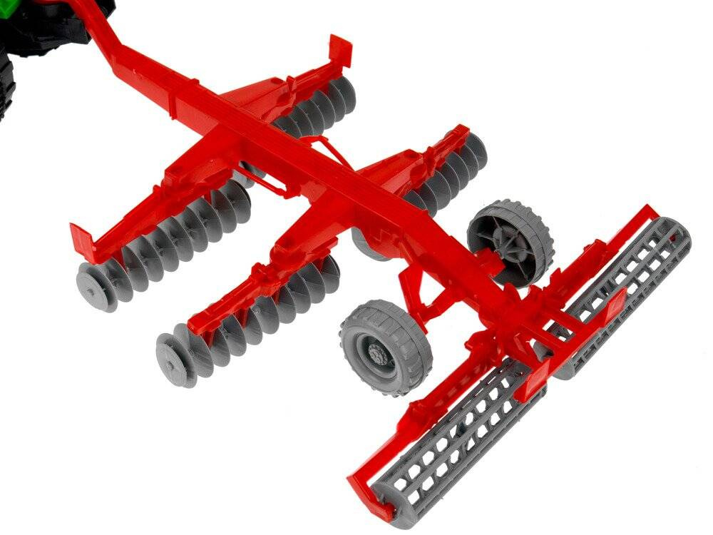 Traktor z ruchomą maszyną broną talerzową 