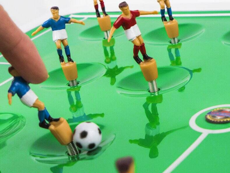 Gra piłkarzyki na sprężynach 22 zawodników Football