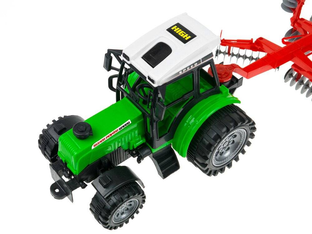 Traktor z ruchomą maszyną broną talerzową 