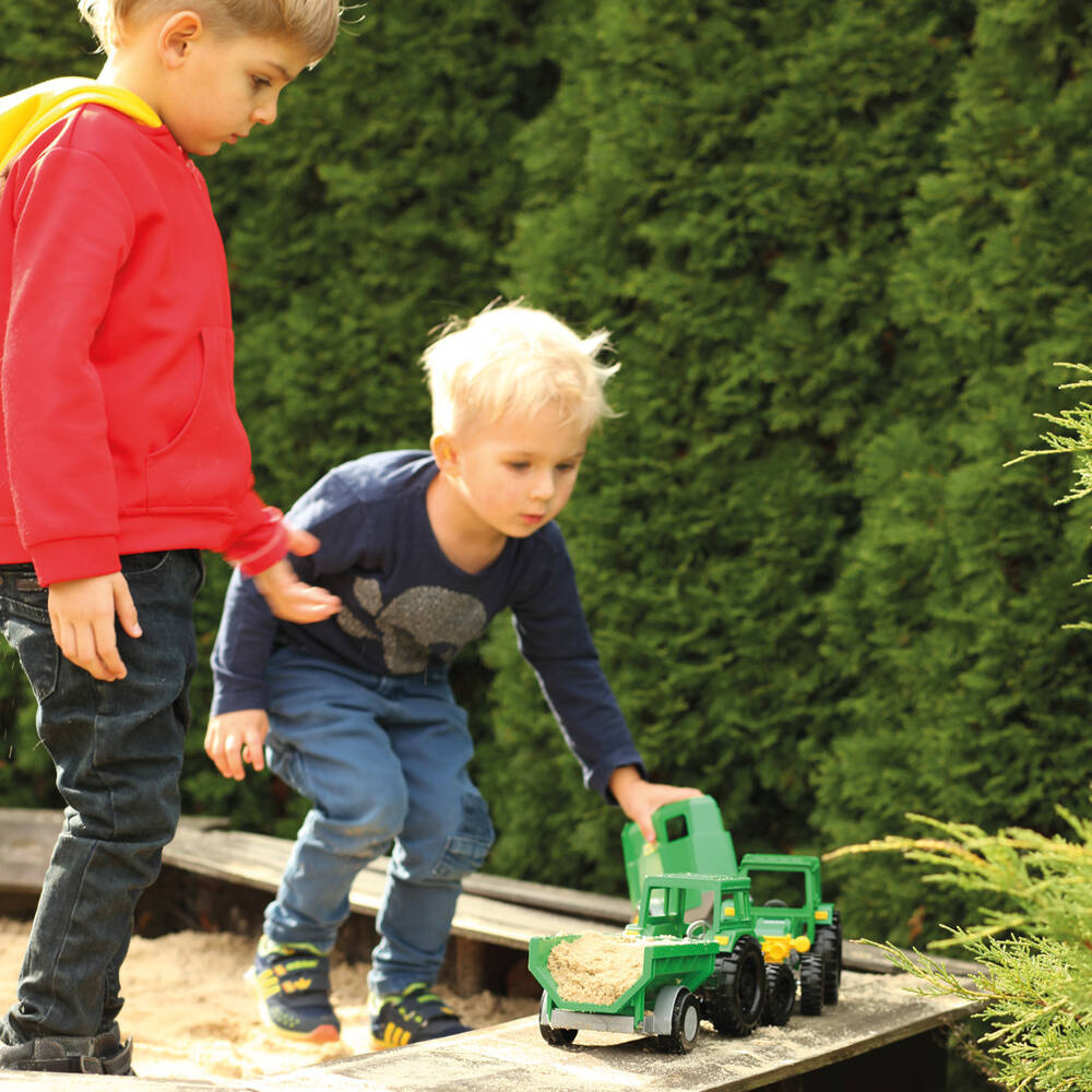 Farmer traktor z przyczepą w kartonie