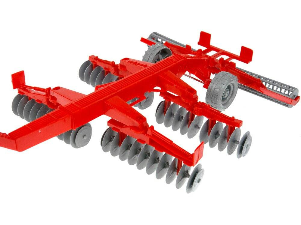 Traktor z ruchomą maszyną broną talerzową 