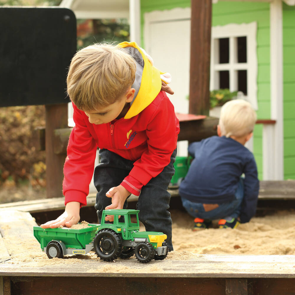 Farmer traktor z przyczepą w kartonie