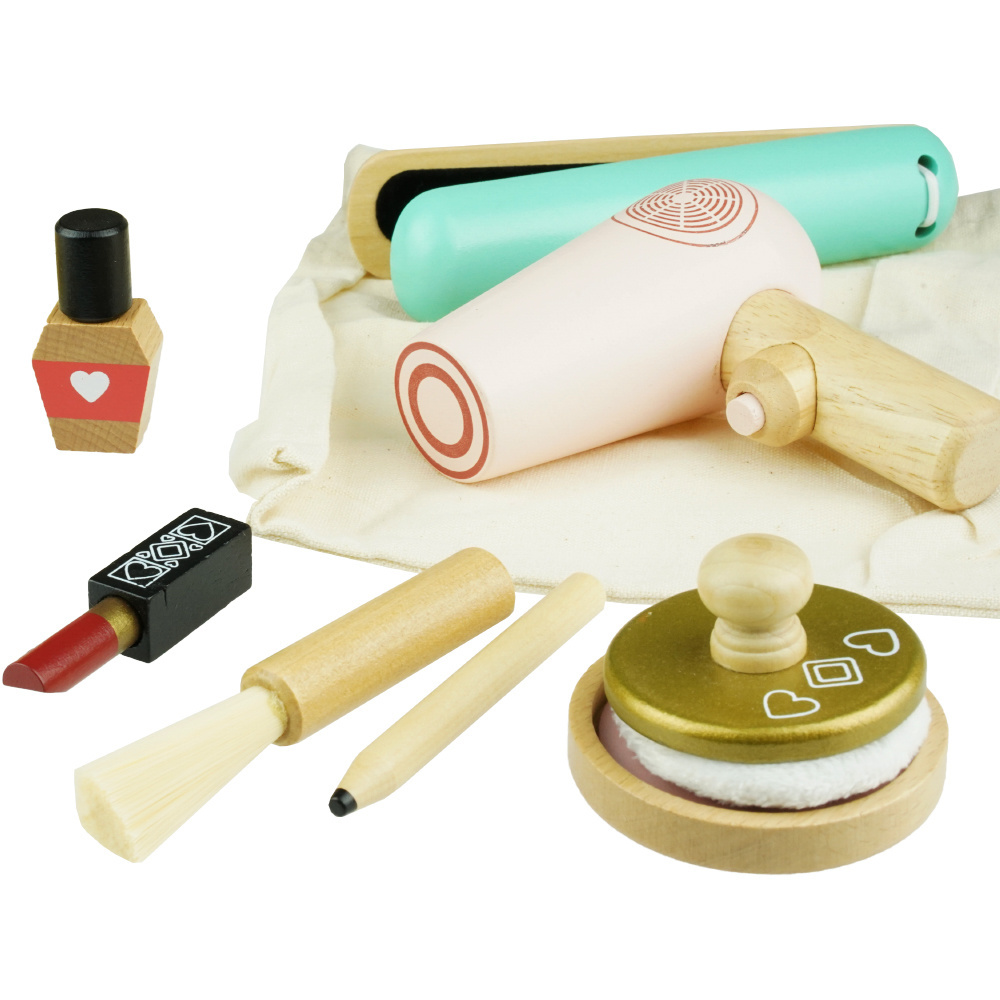 Zestaw drewnianych akcesoriów piękności toaletka