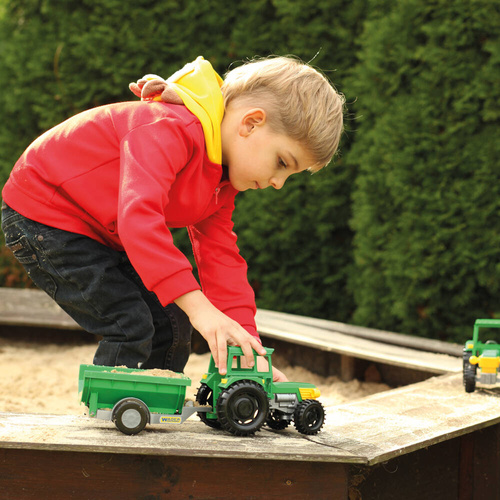 Farmer traktor z przyczepą w kartonie